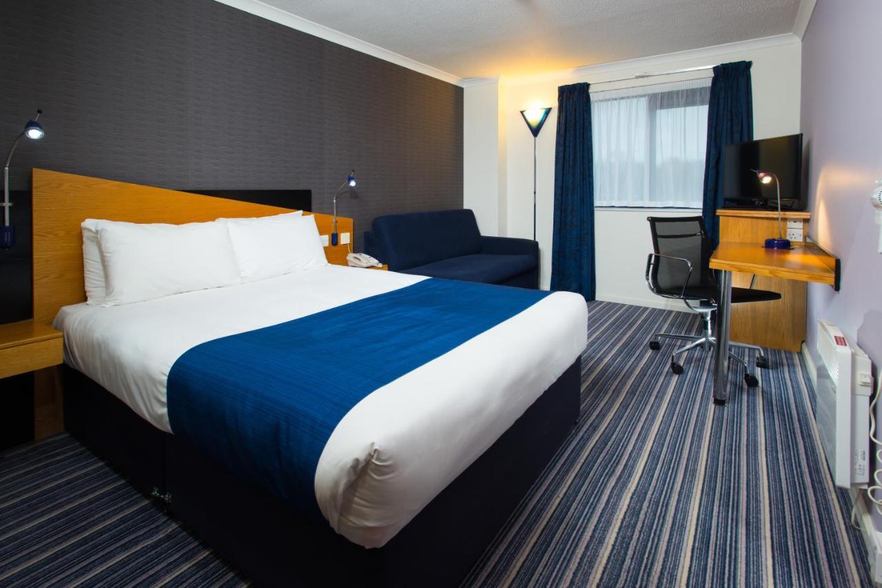 Holiday Inn Express Stafford By Ihg Екстериор снимка