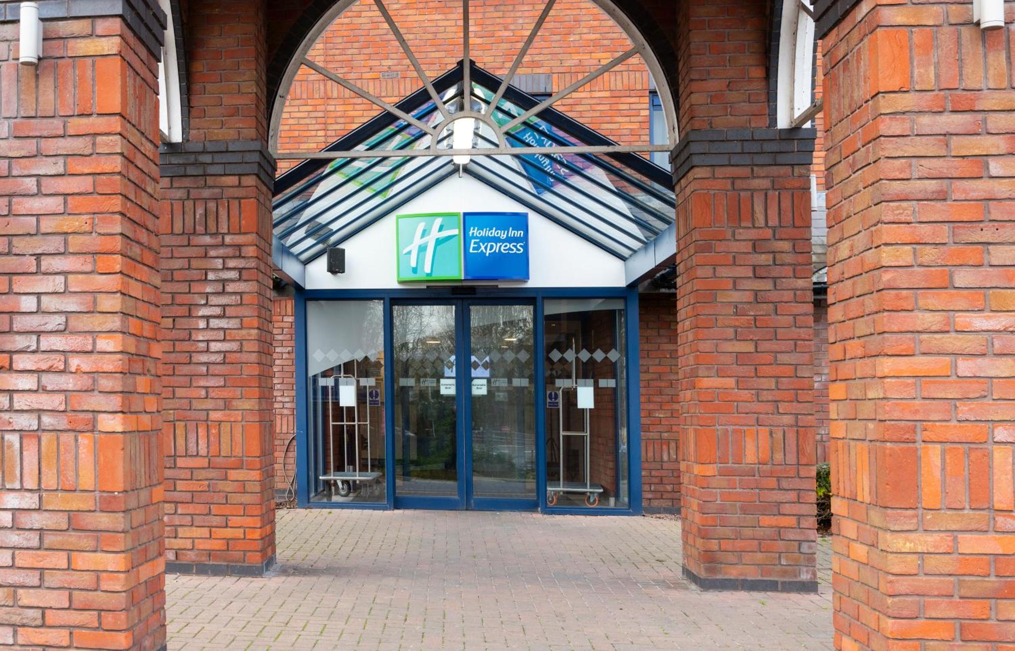 Holiday Inn Express Stafford By Ihg Екстериор снимка