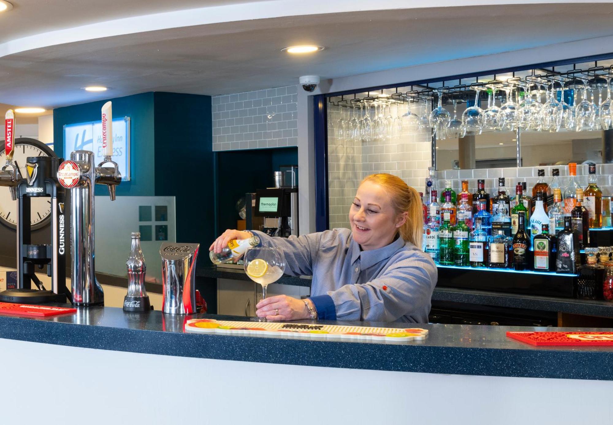 Holiday Inn Express Stafford By Ihg Екстериор снимка