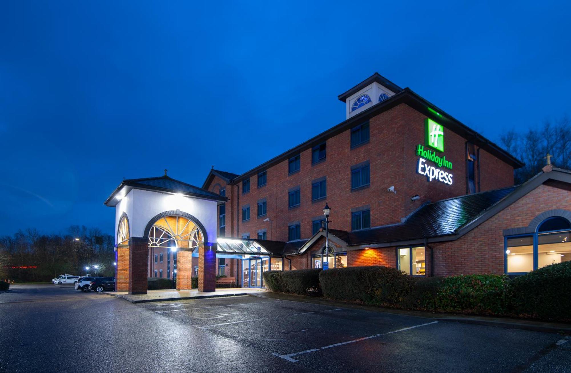 Holiday Inn Express Stafford By Ihg Екстериор снимка