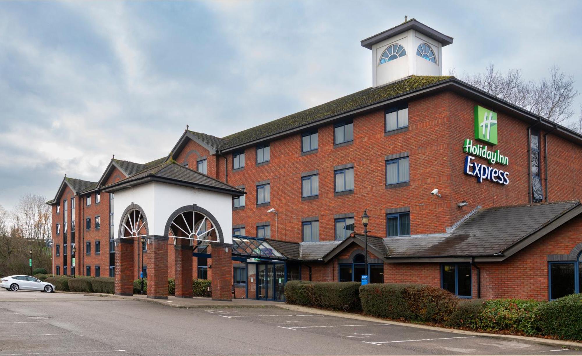 Holiday Inn Express Stafford By Ihg Екстериор снимка
