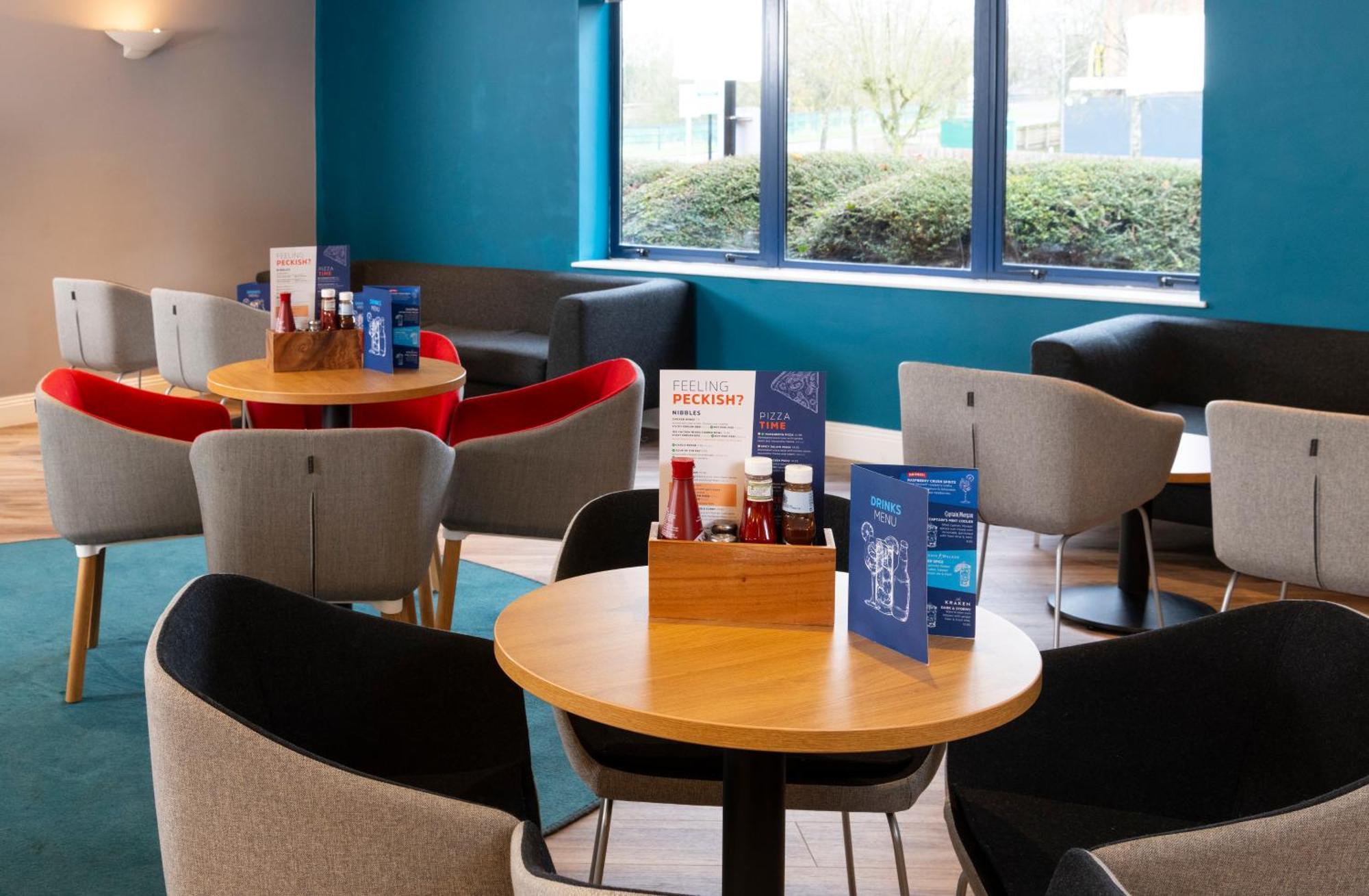 Holiday Inn Express Stafford By Ihg Екстериор снимка