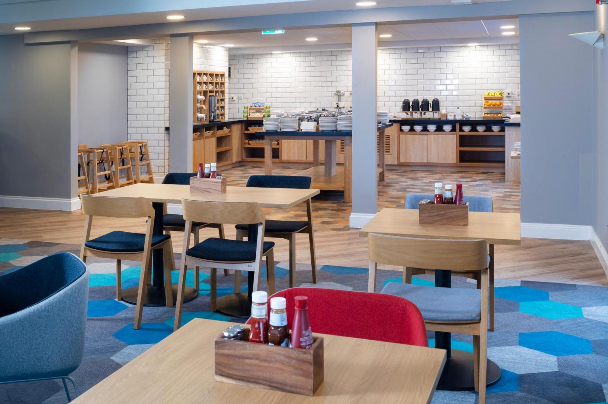 Holiday Inn Express Stafford By Ihg Екстериор снимка