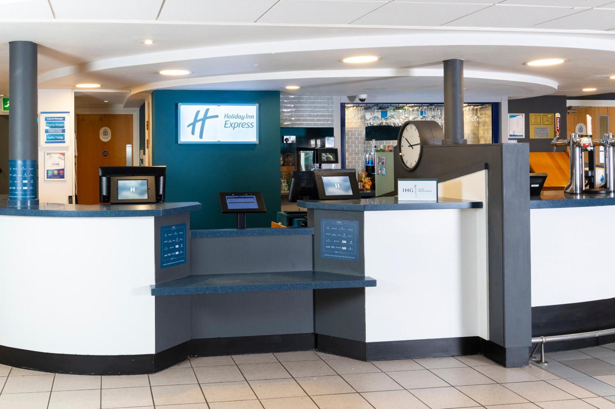 Holiday Inn Express Stafford By Ihg Екстериор снимка