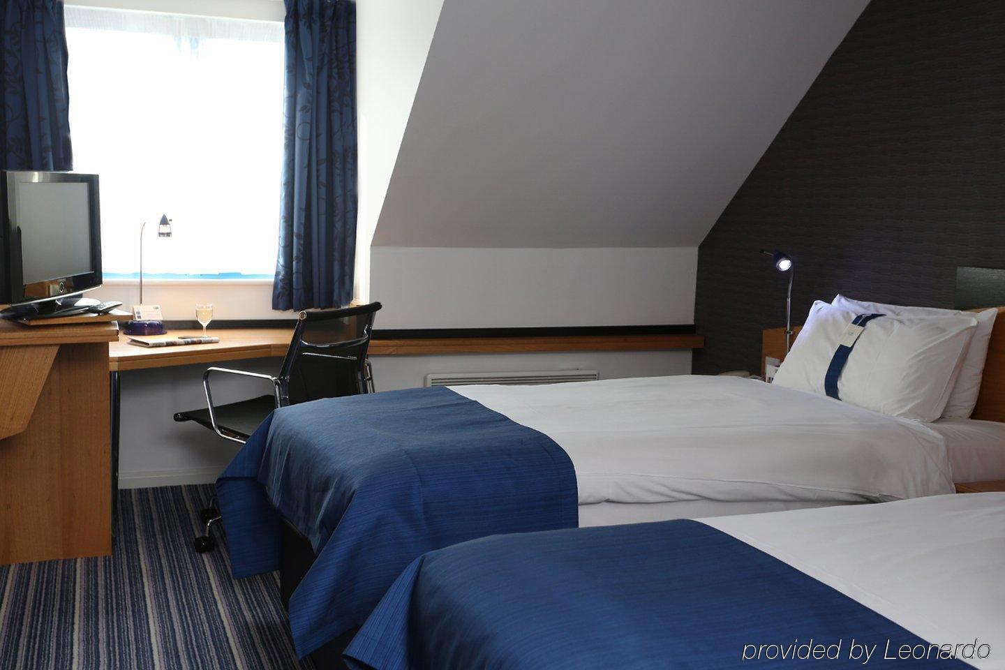Holiday Inn Express Stafford By Ihg Екстериор снимка