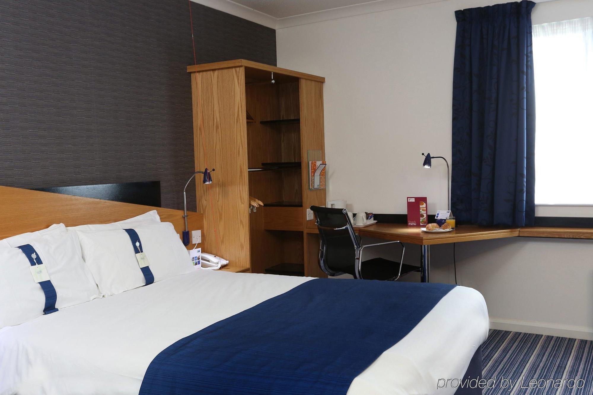 Holiday Inn Express Stafford By Ihg Екстериор снимка