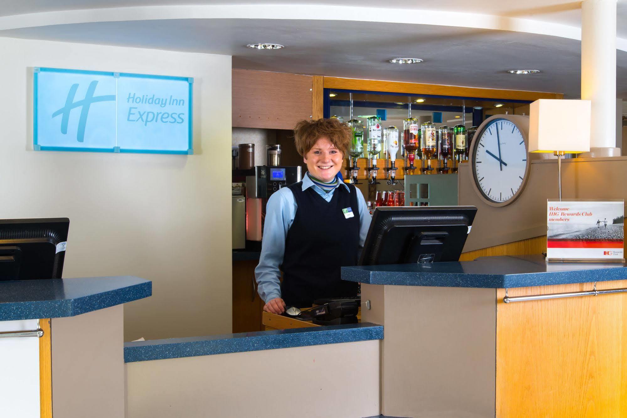 Holiday Inn Express Stafford By Ihg Екстериор снимка